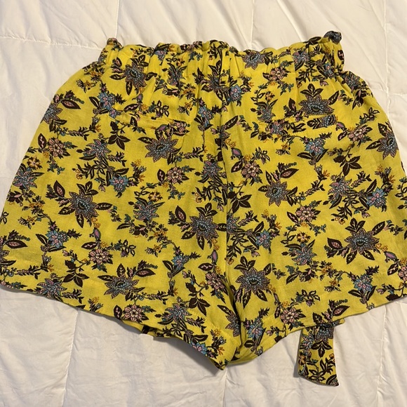 Women’s linen shorts - Picture 2 of 4